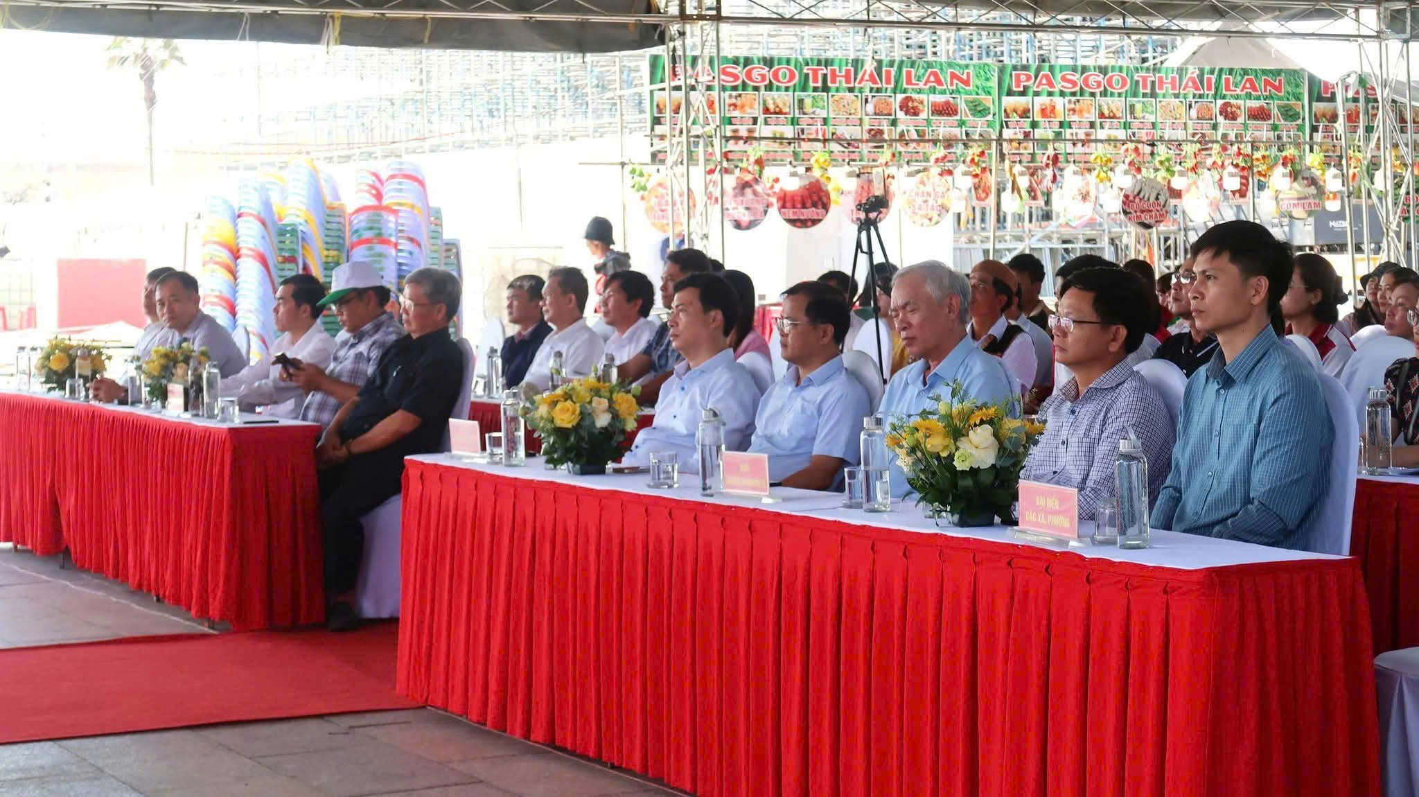 Đại biểu tham dự khai mạc Hội chợ